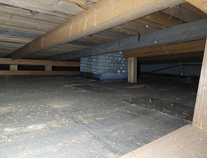 Zateplení stropu zděné budovy s nízkou dvouplášťovou střechou pomocí foukané izolace 